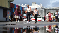 Kapal pesiar Ovation of the Seas, yang membawa lebih dari 4.000 penumpang, berlabuh di pelabuhan Chan May.