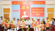 Naib Pengerusi Jawatankuasa Rakyat Wilayah Vo Ngoc Hiep menyampaikan ucapan Katê Tet di komun Hong Thai dan Bac Binh.