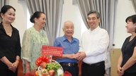 Ho Chi Minh Cityn johtajat tapaavat merkittäviä taiteilijoita ja kirjailijoita.