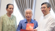 I leader di Ho Chi Minh City visitano le case di scrittori e artisti e gli ospiti della casa di riposo Thi Nghe.