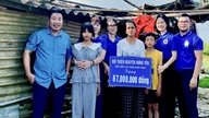 បានបរិច្ចាគប្រាក់ចំនួន ៦៧ លានដុង ដើម្បីជួយដល់គ្រួសារដែលជួបការលំបាកខ្លាំងនៅឃុំតុងត្រឹន។