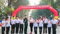 Güzellik kraliçesi Vu Huong Giang, dumansız bir ortam mesajını yaymak için koşuyor.