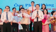 Leraar Phan Hoang Bach: De man die kennis verspreidt in het land van de Laotiaanse wind en het witte zand.