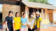 Der Vietnamese Heart Volunteer Club leistet Unterstützung für Flutopfer.