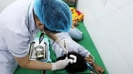 Wie ist der Gesundheitszustand des Kindes, das von seinem Stiefvater mit einem Hammer auf den Kopf geschlagen wurde?