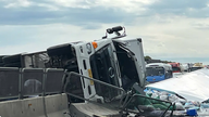 Kuorma-auto kaatui ja tukki Vinh Haon ja Phan Thietin välisen valtatien.