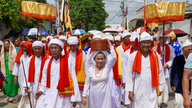 ជនជាតិចាមដង្ហែក្បួនយ៉ាងសប្បាយរីករាយ ដោយអបអរសាទរពិធីបុណ្យ Katê ឆ្នាំ ២០២៥។