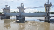 Close the Tha La sluice gate and part of the Tra Su sluice gate to protect the autumn-winter rice crop.