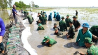 Militares y civiles se unen para superar las inundaciones.