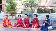 Landmændene holder rytmen i den traditionelle vietnamesiske folkesangsstil.