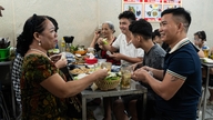 Een echtpaar verkoopt al 31 jaar banh xeo (Vietnamese hartige pannenkoeken) in de stijl van Quang Ngai in het hart van Hanoi, maar ze hebben de essentie van hun geboortestad nog steeds behouden.