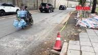 De aanleg van de weg langs de rivier de To Lich omvatte graafwerkzaamheden, gevolgd door een gebrekkige herstelbehandeling van het wegdek.