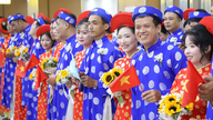 Ho Chi Minh City: Massebryllupsceremoni for 50 unge arbejderpar.
