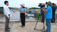 Redaktører og journalister fra An Giang avis og radio-tv udfører feltarbejde i de to kommuner Khanh Binh og Vinh Xuong.