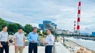 Nestleder i Lam Dong provinsielle folkekomité, Nguyen Minh, inspiserer to kystbeskyttelsesvollprosjekter.