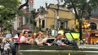 Hanoi syksyllä: Nauti sitruunateetä ja syö tahmeita riisihiutaleita Suuren katedraalin lähellä.