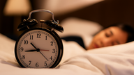 Di banyak negara Eropa, orang-orang sekarang diperbolehkan tidur satu jam lebih lama.