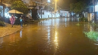 Os rios Vu Gia e Thu Bon estão subindo rapidamente, causando inundações em muitas áreas de Da Nang.
