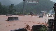 Deslizamentos de terra bloquearam a rodovia La Son - Tuy Loan.