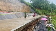 A polícia da cidade de Da Nang está se esforçando para superar as dificuldades e apoiar a população durante as enchentes.