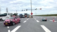 Een persoon is in het ziekenhuis opgenomen na een aanrijding tussen een auto en een motorfiets vanochtend vroeg op het kruispunt Dong Bai.