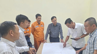 Trouver des solutions pour rétablir l'approvisionnement en électricité dans la région de Phuoc Son après les inondations.