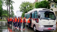 3. Deniz Bölgesi, 5. Askeri Bölge, Orta Vietnam'daki insanlara yağmur ve sellerin sonuçlarıyla başa çıkmalarında yardımcı oluyor.