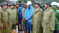 Wakil Perdana Menteri Tran Hong Ha mengarahkan upaya untuk mengatasi tanah longsor di jalan tol La Son - Hoa Lien.
