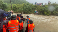 [Photo] Solidarité humaine pendant les inondations à Hué