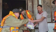 Městská policie Da Nang navštívila lidi v oblastech postižených povodněmi a poskytla jim zásoby potravin.