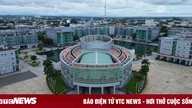 A closer look at the billion-dollar administrative center in Ho Chi Minh City that is proposed to be converted into a school.