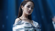 Bao Anh, la bella ragazza, saluta e si scusa per l'incidente con il vestito ad Ha Long.