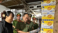 Der Direktor der Polizei von Hanoi führt eine Vor-Ort-Inspektion im Handwerkerdorf La Phu durch.