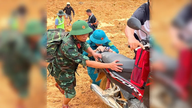 제270여단은 정글을 헤쳐나가 트라탄의 고립된 주민들에게 물자를 전달합니다.