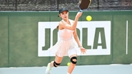 Zanger Minh Hang straalt op de pickleballbaan.