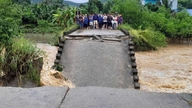Hujan lebat dan banjir di Quang Ngai: Sebuah jembatan ambruk, pengendara sepeda motor jatuh ke sungai.