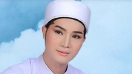 Le Trung Thao dan Binh Tinh menerima medali emas di sebuah festival teater di Tiongkok.