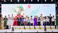 Kasvisruokafestivaali 2025: Neiti Nguyen Thanh Ha levittää vihreän elämäntavan sanomaa.