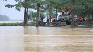 Hue: Ketinggian air sungai melebihi level peringatan banjir 3; upaya difokuskan pada penanganan tanah longsor di Kim Quy Pass.