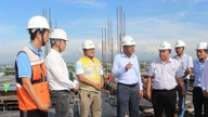 Nguyễn Minh, a Lam Dong tartományi népi bizottság alelnöke ellenőrzi a Phan Thiet-i projektek előrehaladását.