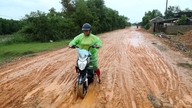 គ្រោះថ្នាក់កំពុងលាក់ខ្លួននៅលើផ្លូវឡាត់ - ឡាងរ៉ាវ ដែលពោរពេញដោយភក់។