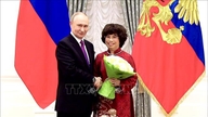 Russland tildeler Vennskapsordenen til Arbeidshelten Thai Huong.