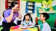 Docent Tran Thi Thu Van gebruikt informatietechnologie actief in de klas.
