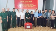 ពិធីប្រគល់ «ផ្ទះនៃសេចក្តីស្រឡាញ់ និងមេត្តាករុណា» ដល់ជនរងគ្រោះដោយសារធាតុគីមីពណ៌ទឹកក្រូច នៅឃុំបាក់ក្វាង។