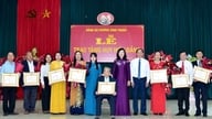 Vice ordförande för provinsens folkråd, Pham Thi Minh Xuan, deltog i partimärkesutdelningsceremonin i Binh Thuan-distriktets partikommitté.