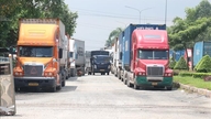Abordar a questão do estacionamento irregular que causa congestionamento no trânsito na Rodovia Nacional 62.