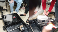 外国人が偽のBTS基地局を使ってメッセージを拡散していたところを現行犯逮捕された。