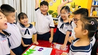ホーチミン市の小学校に通う生徒の保護者たちは驚いている。ベトナム語の授業に音楽と体育が含まれているからだ。