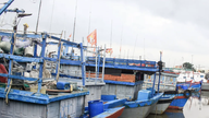 A cidade de Ho Chi Minh mobiliza tropas para auxiliar navios na busca por abrigo contra a tempestade.