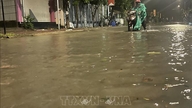Les vagues débordant de la digue provoquent des inondations dans les zones résidentielles de Quang Ngai.